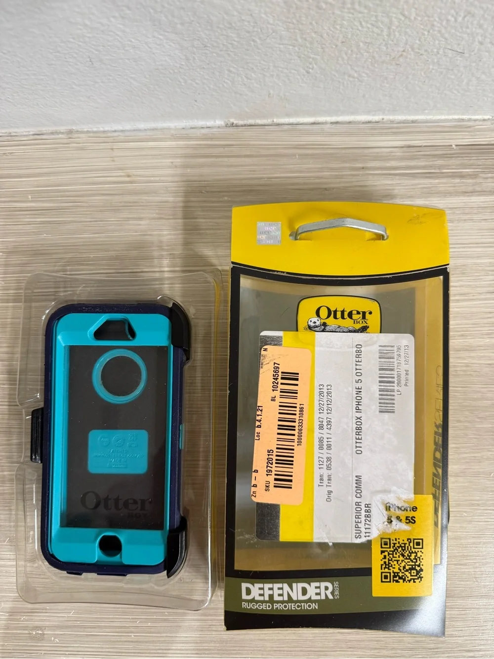 OtterBox Defender iPhone 5 Rugged Phone Case New with open box with phone clip